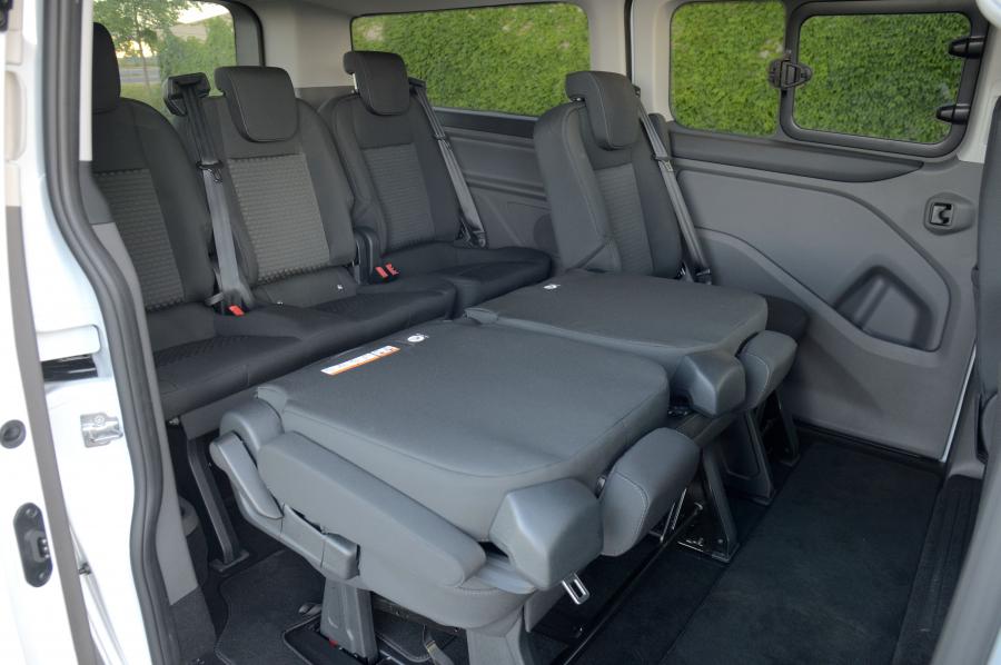Интерьер Ford Tourneo Custom LWB 2018 года  (ZA) (фото 19 из 22)